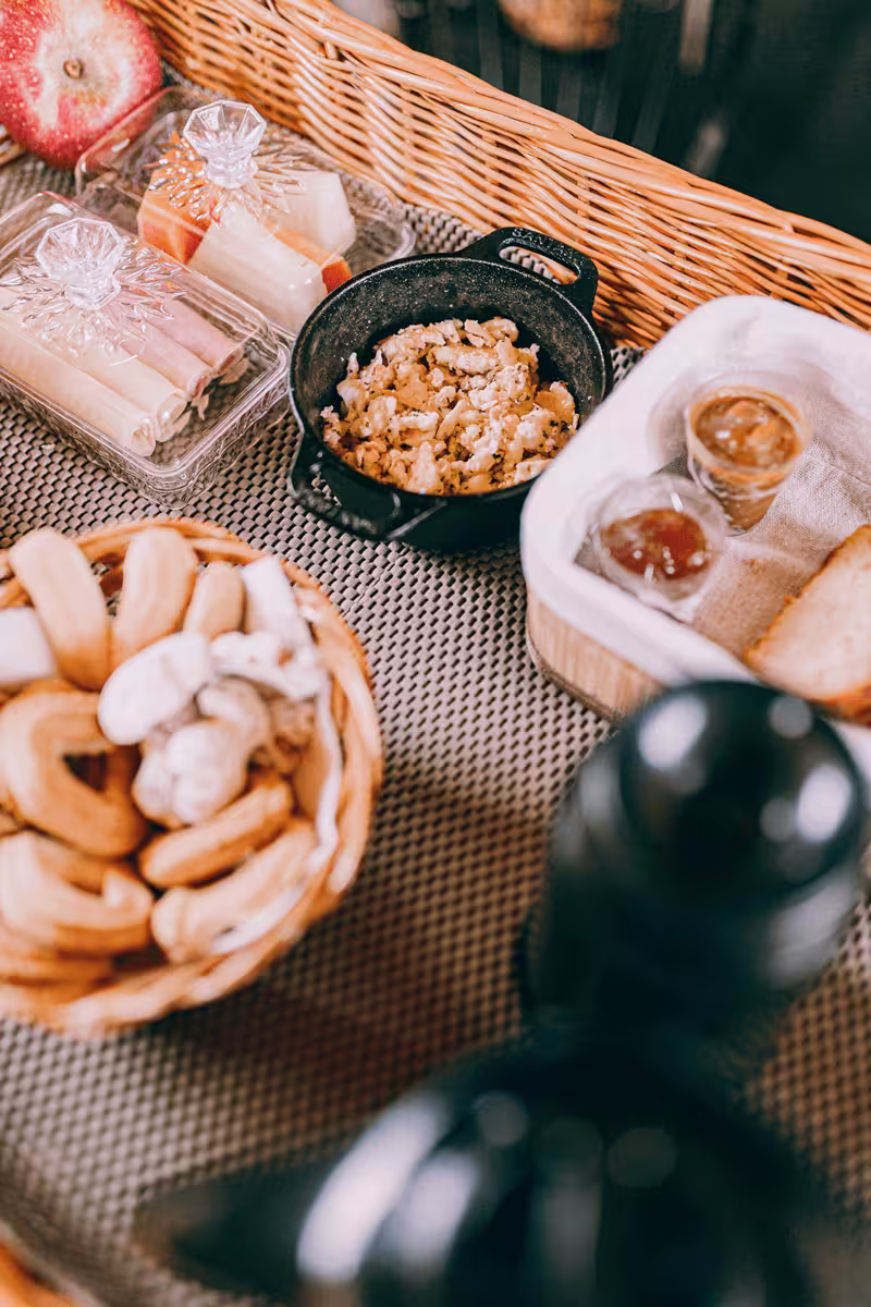 IMG · Hamper · Linen & preserves